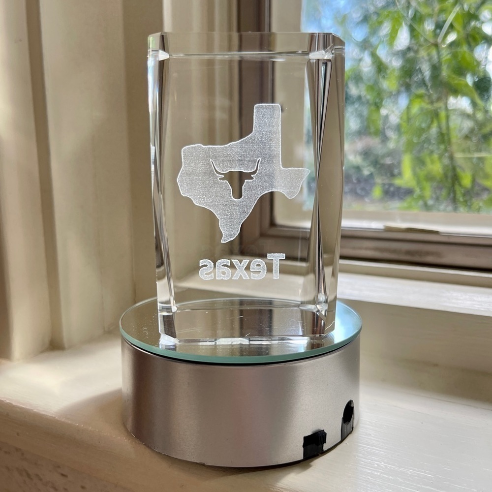 CRYSTAL, GLASS CUBE, ENGRAVED ETCHING OF TEXAS. SETS ON MIRRORED BASE - Picture 2 of 10